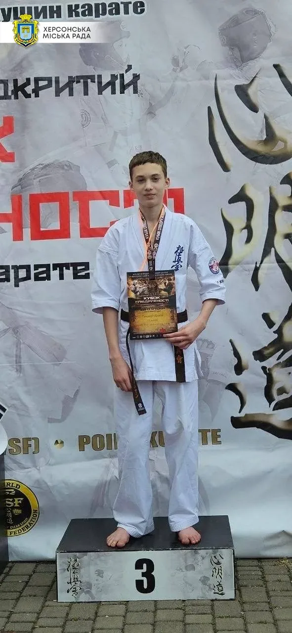 Групове фото юних каратистів з медалями та кубками після змагань 1