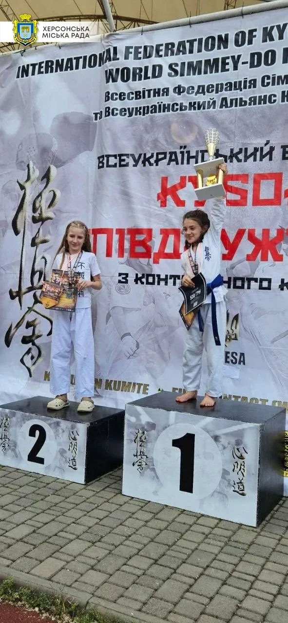 Групове фото юних каратистів з медалями та кубками після змагань 2