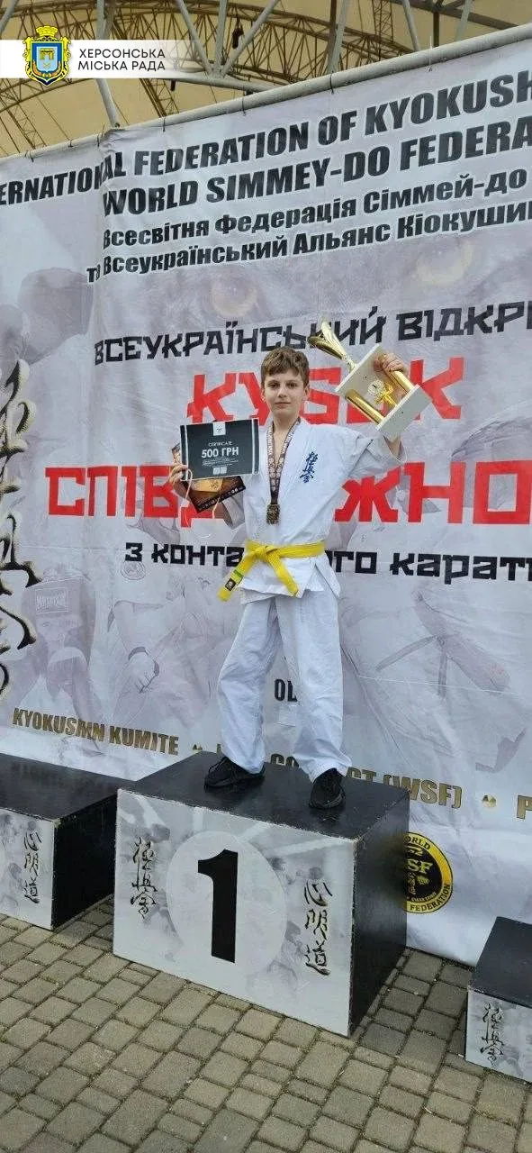 Групове фото юних каратистів з медалями та кубками після змагань 4
