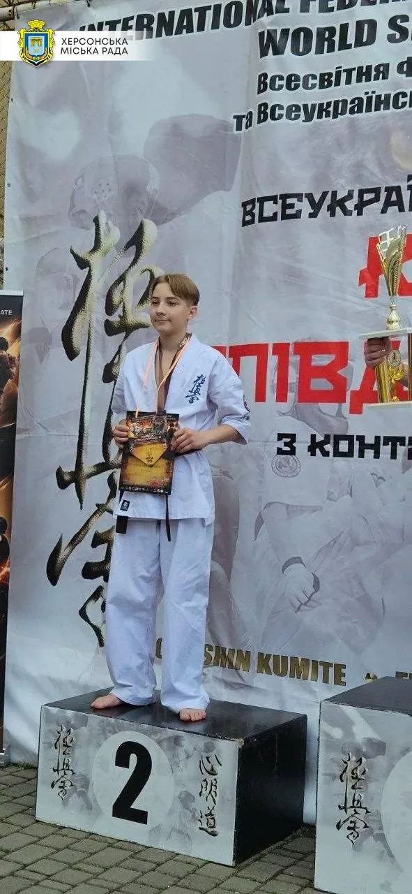Групове фото юних каратистів з медалями та кубками після змагань 5