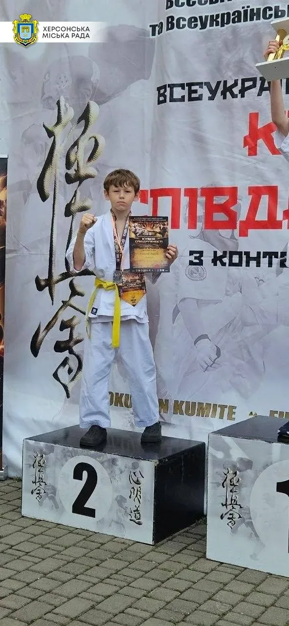Групове фото юних каратистів з медалями та кубками після змагань 6