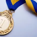 Спортсмени Херсонщини з медалями на п'єдесталі, символізуючи перемоги та незламність спортивного духу регіону.