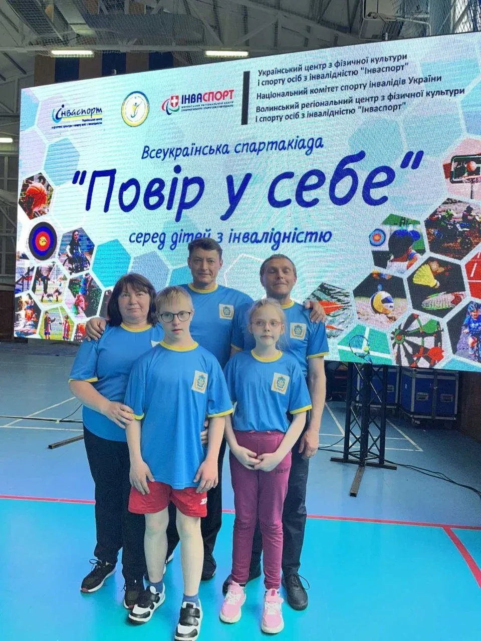 Херсонські спортсмени Анна Баш та Артем Хоменко з медалями на змаганнях з легкої атлетики 1