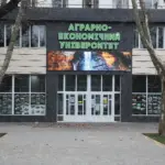 Студенти ХДАЕУ Анна Притула та Леонід Ляпун отримують нагороди за призові місця на інтелектуальних змаганнях.
