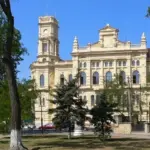 Будівля Херсонського обласного художнього музею ім. О.О. Шовкуненка, навколо будівельні риштування