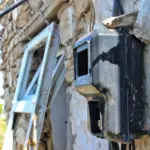 Суддя в мантії за столом під час судового засідання, розглядає справу про оплату електроенергії на Херсонщині