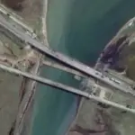 Супутникові знімки ураженого Чонгарського моста з темними плямами та понтонною переправою поруч