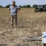 Українські фермери працюють на полях Херсонщини під обстрілами, зображення з серії "Невидима війна".