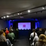 Група медиків Херсонщини, що стоять на сцені під час церемонії нагородження, на фоні банера конкурсу