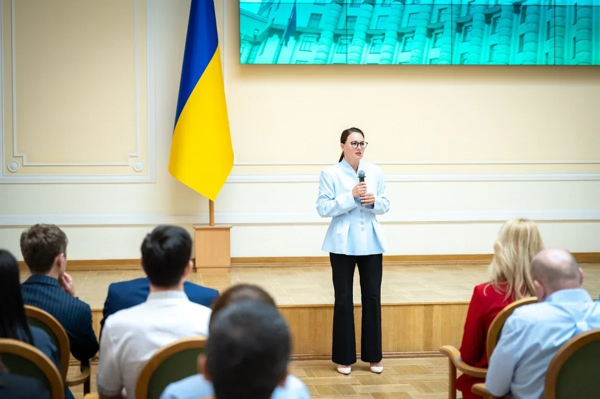 Троє працівників Херсонської ОВА отримують урядові нагороди за сумлінну працю та роботу у прифронтовій області. 1