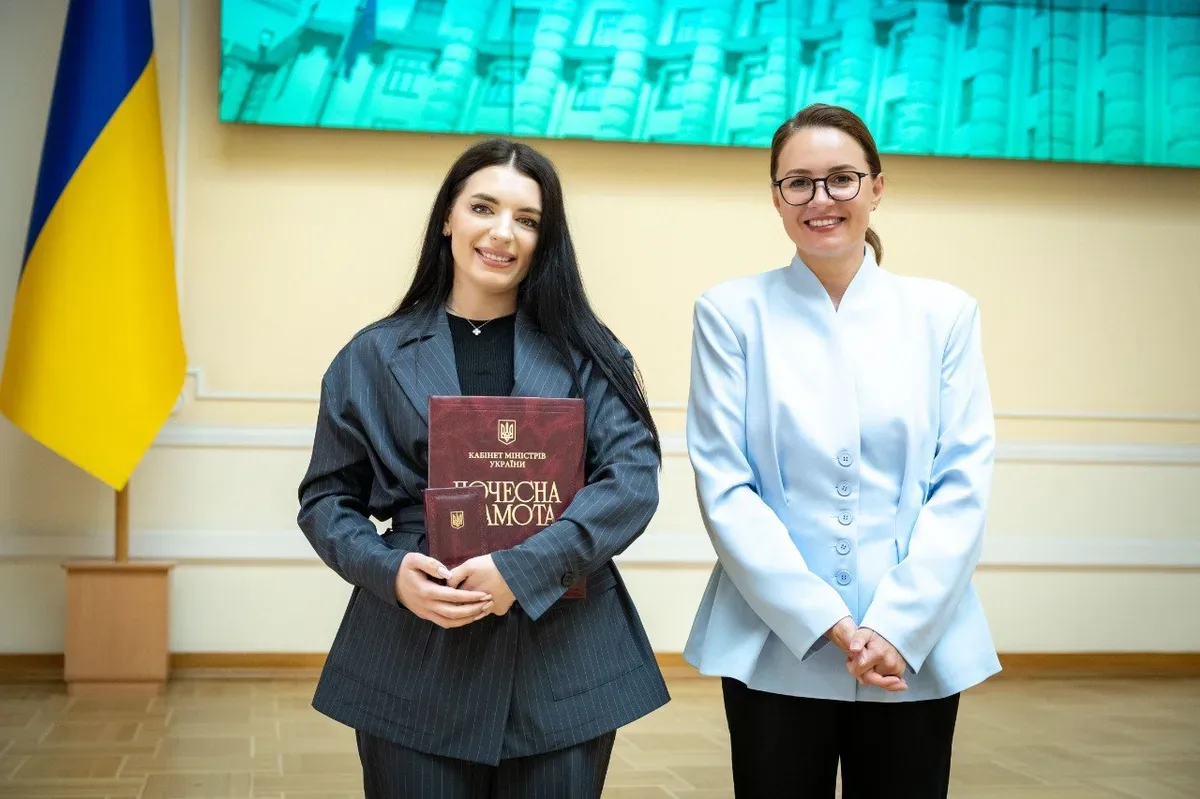 Троє працівників Херсонської ОВА отримують урядові нагороди за сумлінну працю та роботу у прифронтовій області. 2