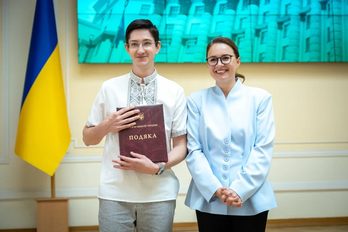 Троє працівників Херсонської ОВА отримують урядові нагороди за сумлінну працю та роботу у прифронтовій області. 3