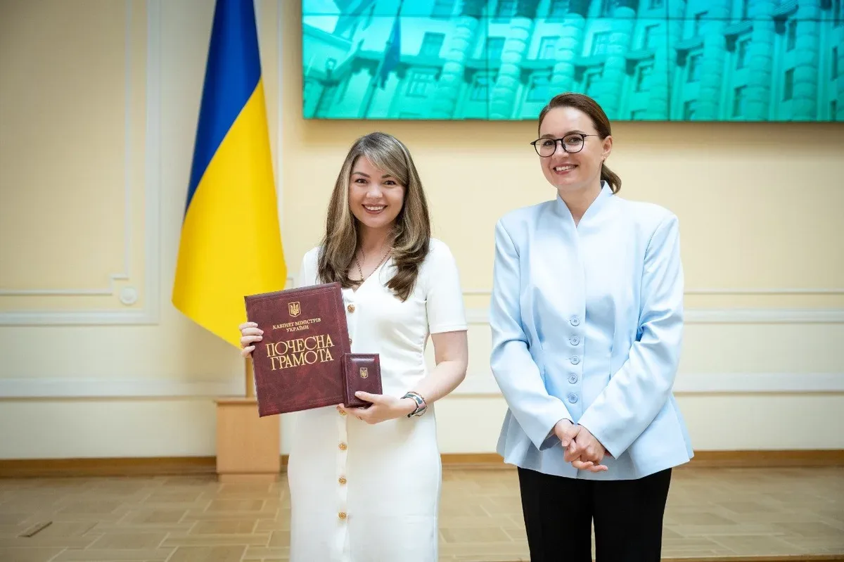 Троє працівників Херсонської ОВА отримують урядові нагороди за сумлінну працю та роботу у прифронтовій області. 4