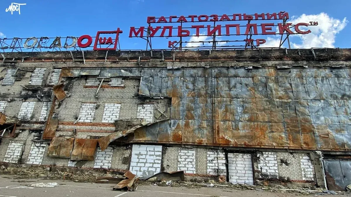 Зруйнована будівля ТРЦ Фабрика в Херсоні після пожежі та обстрілів російськими військами 1
