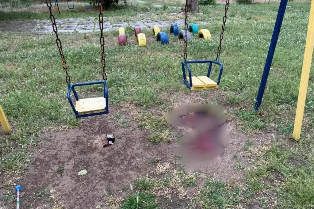 Трирічну дівчинку з Херсона, поранену «Градами», переводять в Охматдит