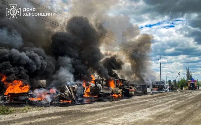 Знищена дорожня спецтехніка та вантажівки після атаки дрона на Херсонщині