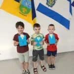 Діти-переселенці з Херсонщини малюють листівки до Дня батька у Черкасах