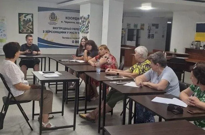 Переселенці з Херсонщини в Черкасах отримують різнобічну підтримку: гуманітарну допомогу, юридичні консультації, психологічну підтримку, а також беруть участь в освітніх та культурних заходах. 1