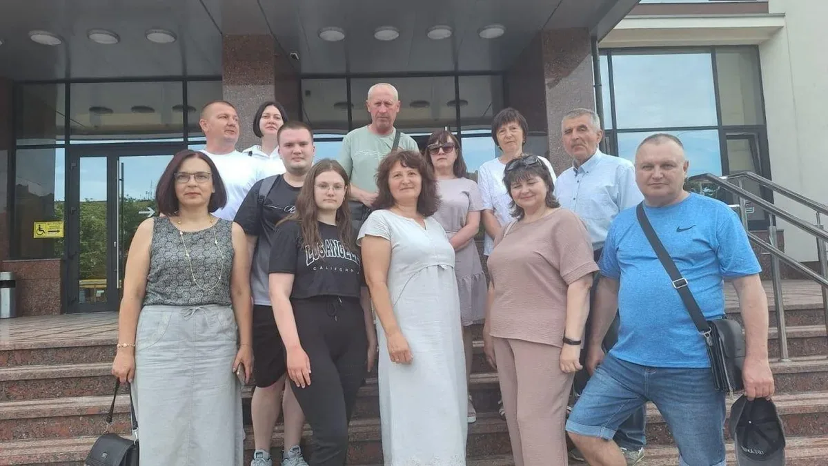 Переселенці з Херсонщини в Черкасах отримують різнобічну підтримку: гуманітарну допомогу, юридичні консультації, психологічну підтримку, а також беруть участь в освітніх та культурних заходах. 2