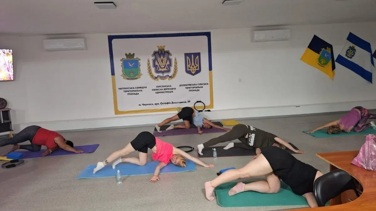 Переселенці з Херсонщини в Черкасах отримують різнобічну підтримку: гуманітарну допомогу, юридичні консультації, психологічну підтримку, а також беруть участь в освітніх та культурних заходах. 3