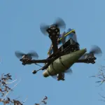 Наслідки дронової атаки у Дніпровському районі Херсона, рятувальники працюють на місці події
