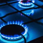 Балон газу та цінник, що символізує високі ціни на окупованих територіях Херсонщини