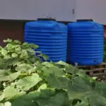 Кран з якого капає вода, символізуючи обмежене водопостачання у Каховській громаді
