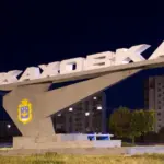 Порожні полиці магазину або АЗС у Каховці на Херсонщині, що символізує дефіцит товарів та пального
