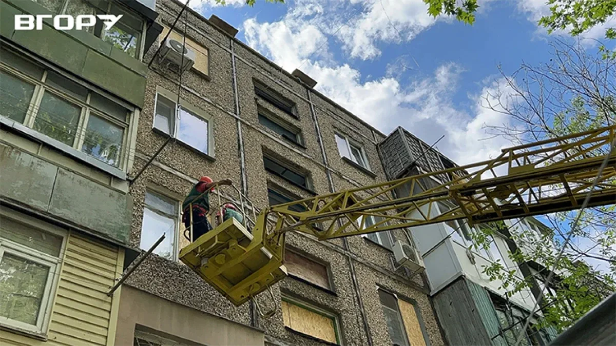 Комунальники Херсона прибирають вулиці після обстрілів, незважаючи на постійну небезпеку 1