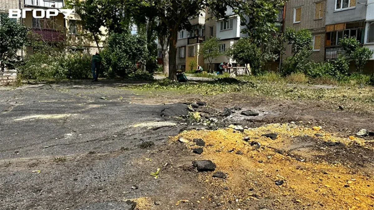 Комунальники Херсона прибирають вулиці після обстрілів, незважаючи на постійну небезпеку 2