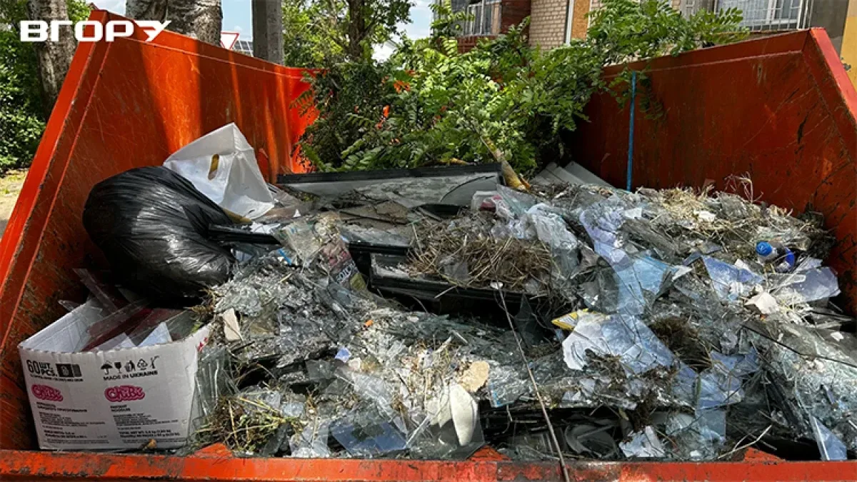 Комунальники Херсона прибирають вулиці після обстрілів, незважаючи на постійну небезпеку 5