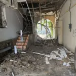 Зруйнована будівля обласної військової адміністрації на площі Свободи в Херсоні