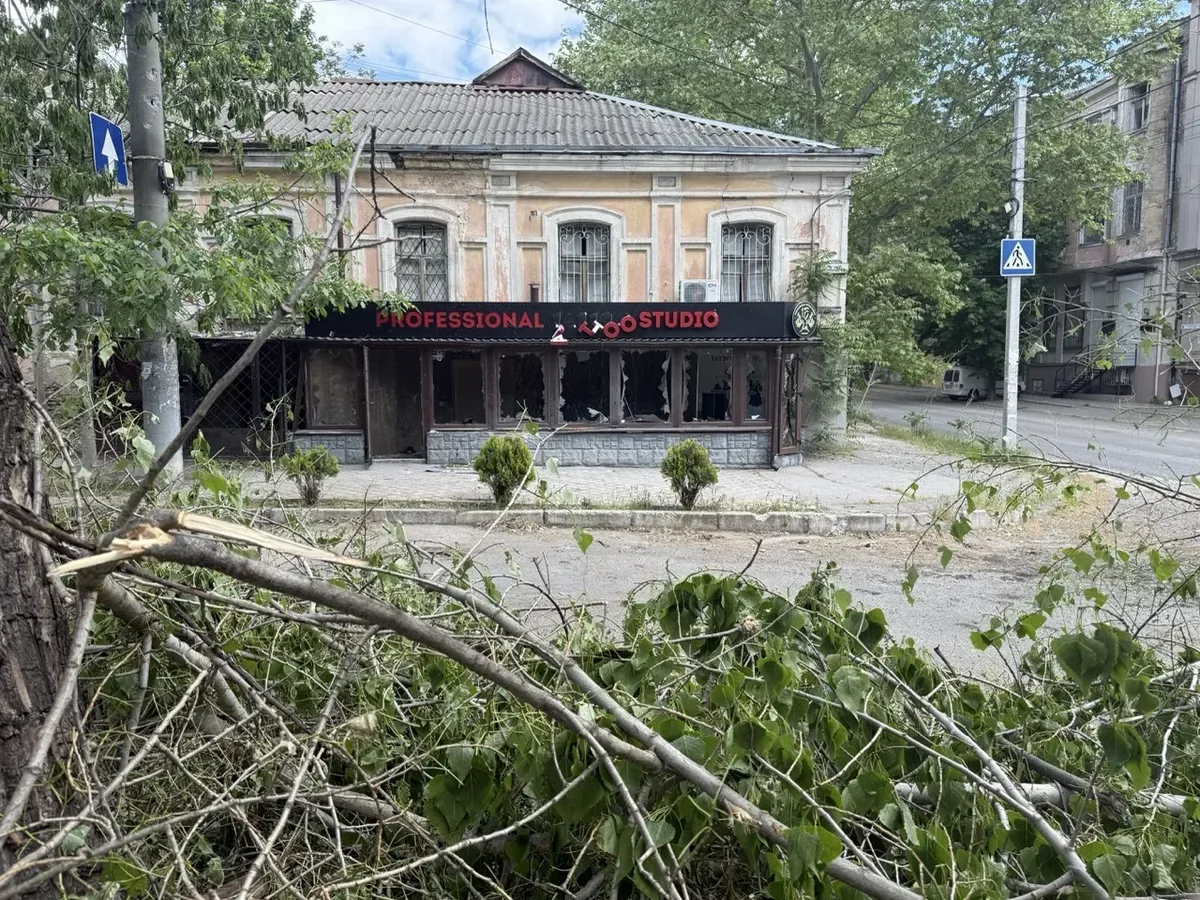 Зруйнована будівля обласної військової адміністрації на площі Свободи в Херсоні 2