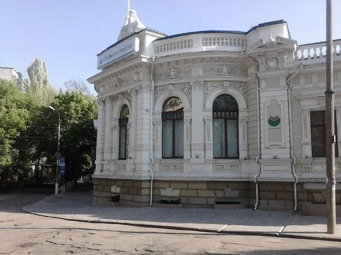 Зруйнована будівля обласної військової адміністрації на площі Свободи в Херсоні 7