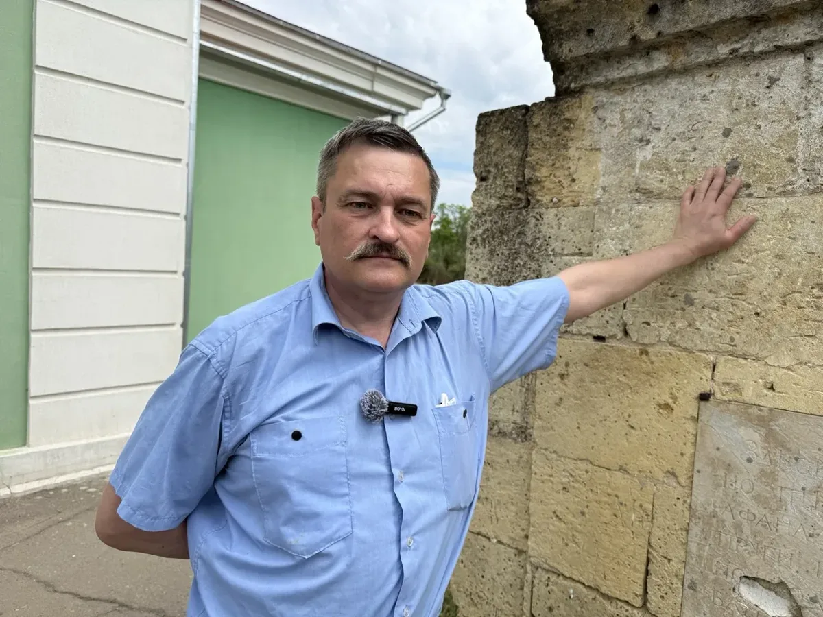 Зруйнована будівля обласної військової адміністрації на площі Свободи в Херсоні 8
