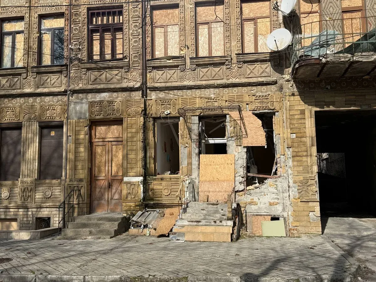 Зруйнована будівля обласної військової адміністрації на площі Свободи в Херсоні 9