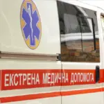 Згорілий автомобіль швидкої допомоги після атаки дрона РФ на медичний заклад у Херсоні