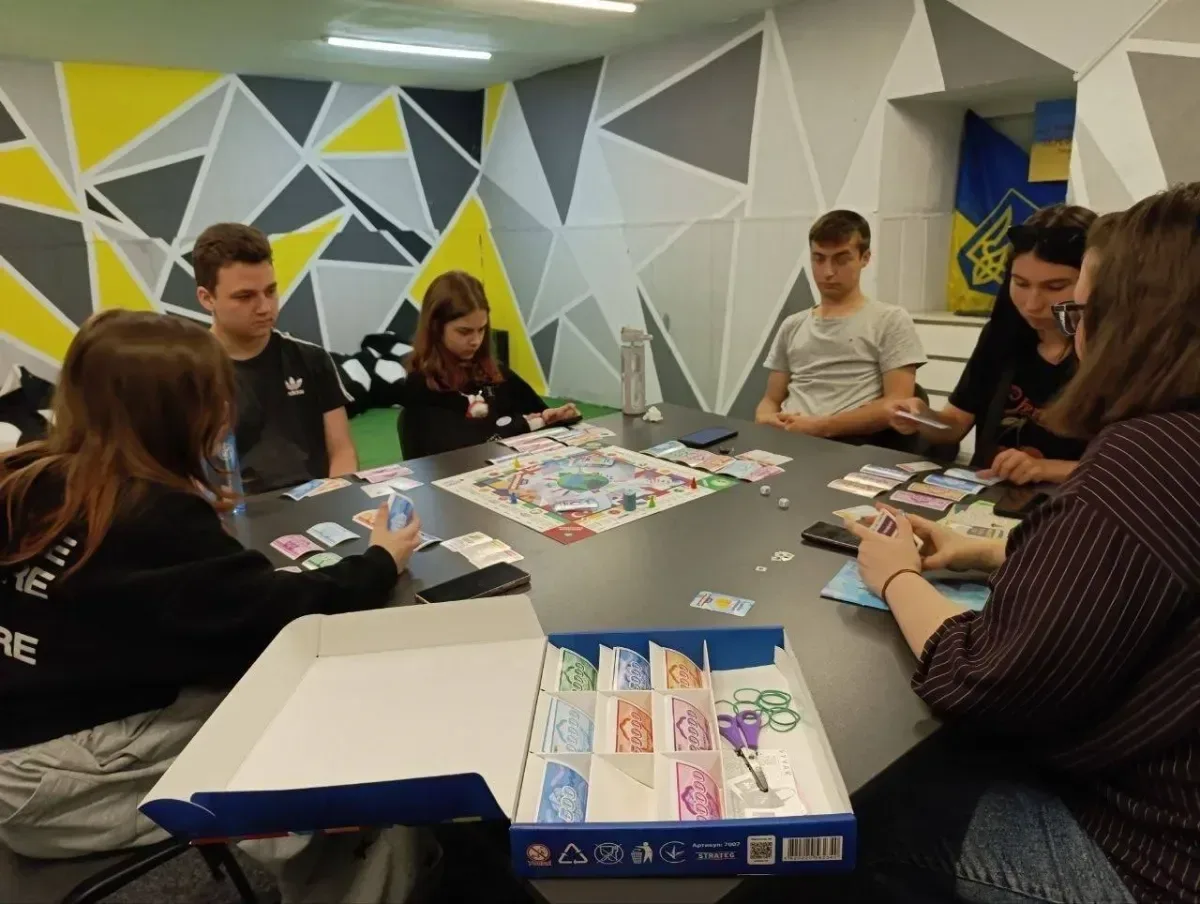 Діти та дорослі на груповому занятті в Херсоні, організованому громадською організацією 5