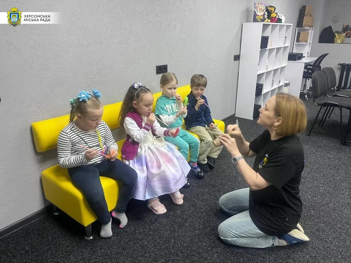 Діти та дорослі під час розвиваючих та підтримуючих заходів у Херсоні, організованих ГО 4