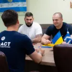 Представник місцевої влади та благодійник підписують меморандум про співпрацю щодо надання допомоги населенню Херсона