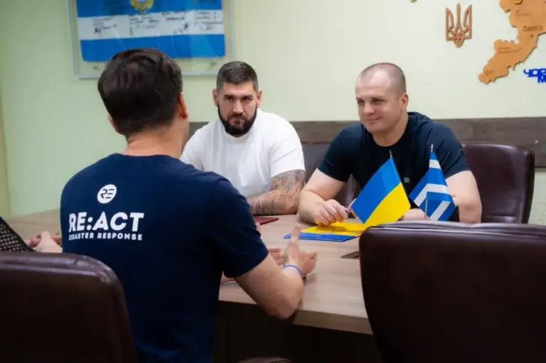 Представник місцевої влади та благодійник підписують меморандум про співпрацю щодо надання допомоги населенню Херсона