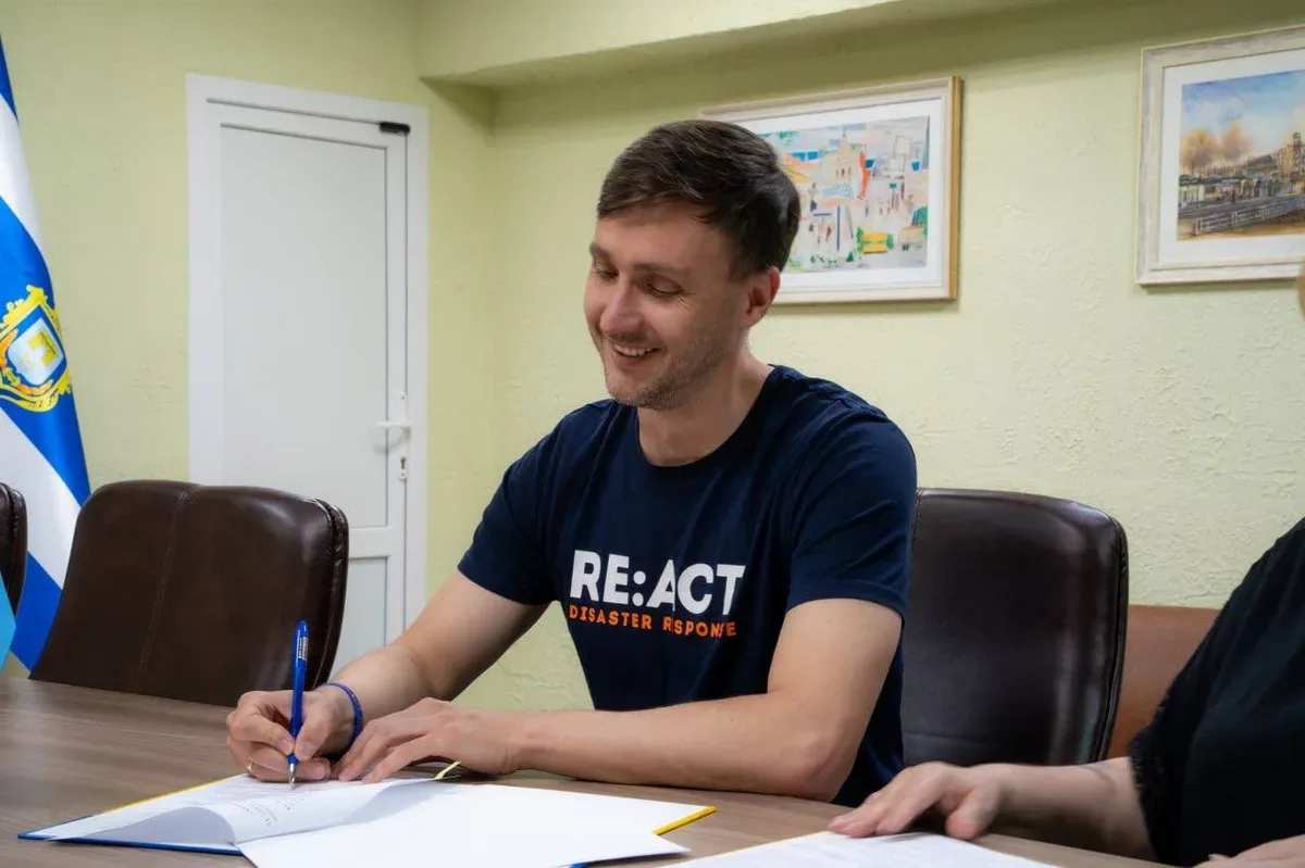 Представник місцевої влади та благодійник підписують меморандум про співпрацю щодо надання допомоги населенню Херсона 1