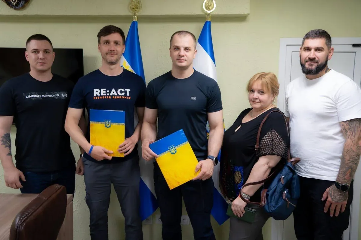 Представник місцевої влади та благодійник підписують меморандум про співпрацю щодо надання допомоги населенню Херсона 4