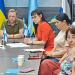 Учасники обговорюють значення кримськотатарського прапора в Херсоні, підкреслюючи роль області.