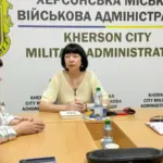 Учасники зустрічі з представниками Червоного Хреста в Херсоні обговорюють питання співпраці у сфері охорони здоров'я та гуманітарної допомоги.