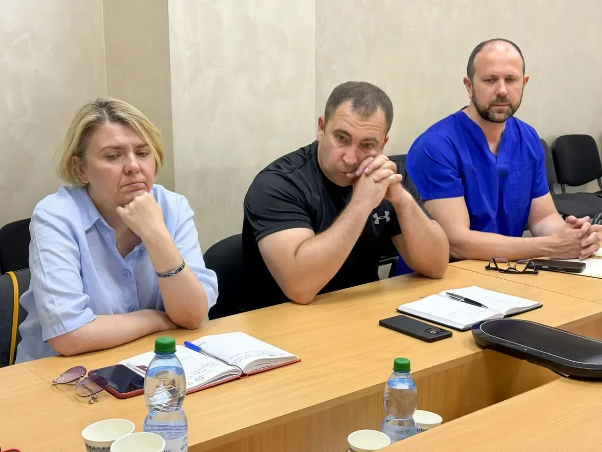 Учасники зустрічі з представниками Червоного Хреста в Херсоні обговорюють питання співпраці у сфері охорони здоров'я та гуманітарної допомоги. 1