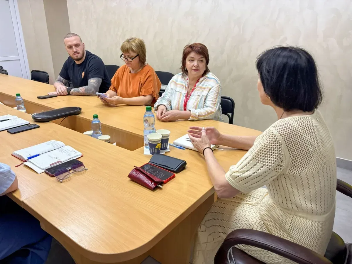 Учасники зустрічі з представниками Червоного Хреста в Херсоні обговорюють питання співпраці у сфері охорони здоров'я та гуманітарної допомоги. 2