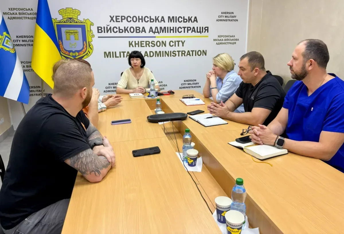Учасники зустрічі з представниками Червоного Хреста в Херсоні обговорюють питання співпраці у сфері охорони здоров'я та гуманітарної допомоги. 3