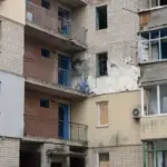 Пошкоджені будинки та автомобіль поліції в Херсоні після російських обстрілів