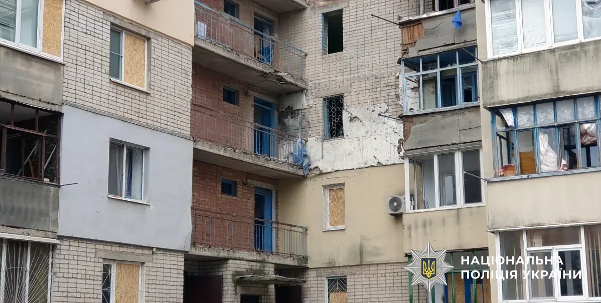 Пошкоджені будинки та автомобіль поліції в Херсоні після російських обстрілів 1